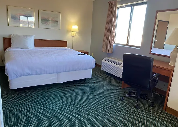 Carlyle Inn & Suites